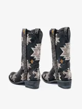 Bota texana negra de cuero con bordados de cactus y motivos geométricos en tonos plateados y dorados.