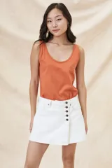 Musculosa color terracota, de corte ajustado al cuerpo y escote redondo.