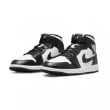 Championes Nike Air Jordan 1 Mid con diseño de caña media, combinando paneles de cuero blanco y negro. Presenta el icónico logo Swoosh en los laterales y el emblema Air Jordan Wings en el cuello.