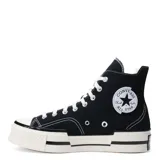 Championes de caña alta Converse Chuck 70 Plus, color negro con detalles en blanco. Confeccionados en lona con diseño asimétrico y entresuela de goma con detalles incrustados.