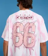 Remera oversized de algodón con teñido tie-dye en blanco y rosa. Presenta un cuello redondo y un estampado frontal con la palabra "Chaos" y un diseño de llamas en color rosado.
