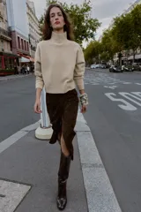 Jersey de punto liso con cuello subido y manga larga, de corte holgado y diseño minimalista.