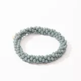 Pulsera elástica de cuentas facetadas color gris.