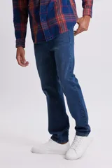 Pantalon de jean de corte clasico en color azul oscuro, con cierre de boton y cremallera, y bolsillos laterales y traseros.