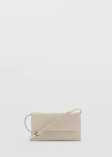 Bolso tipo sobre de diseño minimalista en color beige, con solapa frontal y correa larga ajustable con hebilla metálica.