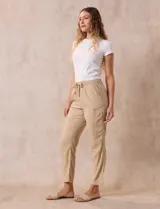 Pantalón de algodón marca Dash, color azul denim. Tiene pretina elastizada con lazo de ajuste, bolsillos delanteros y bolsillos traseros simulados.