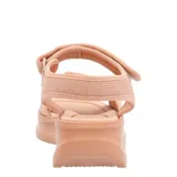 Sandalias de plataforma baja con tiras de ajuste con velcro, confeccionadas en material sintético y textil, con diseño ergonómico.