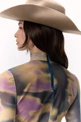 Top de microtul con cuello alto y cierre en la espalda. Cuenta con frunces en el pecho y enganche para el pulgar.