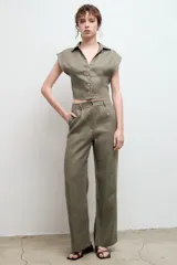 Pantalón de lino color verde oliva, de corte recto y tiro alto, con bolsillos laterales.
