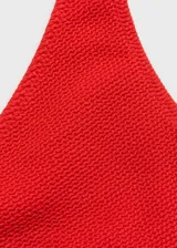 Top de bikini rojo con tirantes elásticos, tejido con textura, cierre de gancho y cuello de pico.
