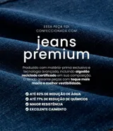 Pantalón de jean azul clásico de corte recto, con tiro alto, presillas para cinto y bolsillos funcionales.