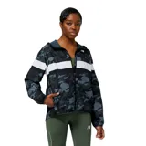 Campera deportiva New Balance Accelerate para mujer, con capucha, cierre frontal completo y diseño con estampado camuflado en tonos grises y negros, con una franja horizontal blanca en el pecho.