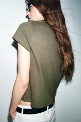 Remera blanca de algodón, de corte regular fit, cuello redondo y manga corta con acabados sin costuras.