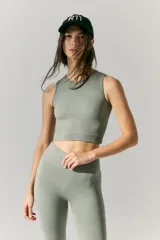 Top sin mangas de tejido acanalado, con escote redondo y diseño corto. Presenta un ajuste al cuerpo y logo estampado en la espalda.