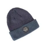 Gorro de lana tejido con doblez, color azul con etiqueta de goma con el logo de la marca.