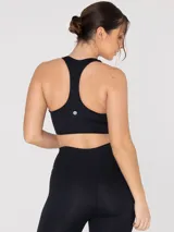 Top deportivo negro de soporte medio, con diseño de espalda estilo nadador y sujetador integrado. Incluye almohadillas removibles.