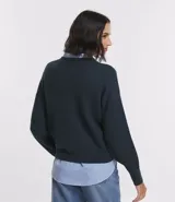 Suéter de punto azul marino, con cuello redondo y manga larga.