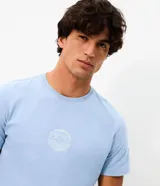 Remera celeste de algodón, corte comfort, cuello redondo, manga corta y estampa minimalista en el pecho.