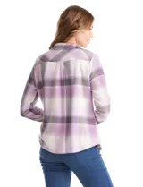 Sobrecamisa de tejido soft con interior afelpado, diseño a cuadros en tonos azules y blancos, cuello con solapa, cierre frontal con botones y bolsillos aplicados en el pecho.