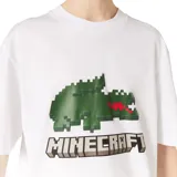 Remera verde con estampado del logo de Lacoste pixelado al estilo Minecraft y el logo de Minecraft debajo.