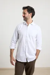 Camisa blanca de vestir, de manga larga y corte clásico.