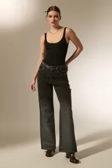 Pantalon de jean recto de tiro alto, con acabado metalizado en color gris oscuro. Cuenta con bolsillos laterales y traseros.