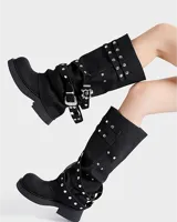 Botas negras de caña alta con hebillas y taco bajo.