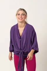 Túnica color naranja con cuello en V, mangas 3/4 y lazo para atar en la parte delantera.