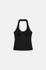 Top de cuello halter con diseño ajustado, confeccionado en tejido de poliamida con detalle de costuras tipo corset en el busto y espalda descubierta.