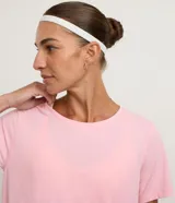 Remera deportiva de manga corta con cuello redondo, confeccionada en poliamida y elastano. Presenta un diseño liso con detalle de recorte en la espalda.