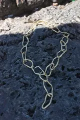 Collar plateado con eslabones grandes de metal con forma irregular.