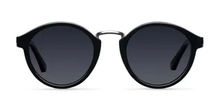 Lentes de sol redondos con armazón de policarbonato negro y puente metálico plateado. Lentes polarizados negros con protección UV400.