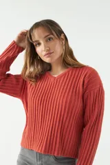 Sweater color ladrillo de tejido de punto acanalado, con escote en V y corte holgado.