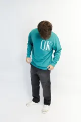 Buzo oversize verde inglés con estampa frontal con la frase "It's OK, don't worry" en color blanco.