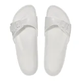 Sandalia Birkenstock modelo Madrid, confeccionada en material EVA ligero y flexible. Presenta una única tira ancha ajustable con hebilla del mismo tono y plantilla anatómica moldeada.