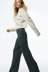 Pantalón de tiro alto confeccionado en tejido de punto de mezcla de viscosa con acabado cepillado. Presenta un diseño de corte recto con estampado de rayas finas y cintura elástica oculta.