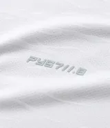 Remera deportiva masculina de manga corta y cuello redondo, confeccionada en tejido jacquard con tecnología dry para mayor transpirabilidad. Presenta un diseño con textura abstracta y corte estándar.