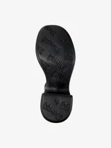 Sandalias de cuero vacuno color negro, con dos tiras finas sobre el empeine, pulsera al tobillo con hebilla ajustable y tacón bloque.