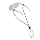 Sujeta lentes de cordón trenzado con ajuste deslizante, diseñado para mantener los lentes seguros. Cuenta con terminales de goma negra para sujetar las patillas y un regulador central.