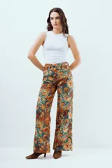 Jean wide leg de denim color celeste con tiro alto y corte amplio.