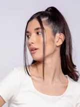 Remera color salmón elastizada de manga corta y cuello redondo.