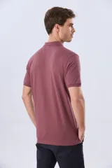 Remera polo de piqué de algodón color azul, de manga corta, con cuello camisero, cierre frontal de dos botones y pequeño logo bordado en el pecho.