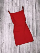 Vestido corto rojo con breteles finos y espalda descubierta.