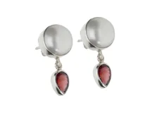 Aros colgantes de plata 925 con perlas redondas y cristales color granate en forma de lágrima.