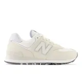 Championes New Balance 574 color crema con detalles en blanco y gris.