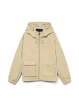 Campera corta tipo parka color beige, con capucha ajustable, cierre frontal y dos bolsillos delanteros con solapa. Presenta puños elásticos y un diseño funcional y versátil.