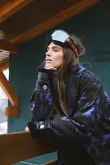 Cárdigan con estampado navajo en tonos azul y negro, con cuello solapa y cierre frontal con botones.