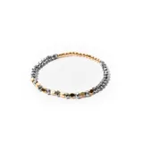 Pulsera elástica con mostacillas plateadas facetadas y mostacillas doradas lisas.