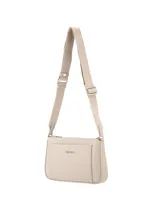 Morral bandolera de diseño minimalista en color beige, con correa ajustable de tela, cierre superior y bolsillo frontal con logo metálico de la marca Terrano.