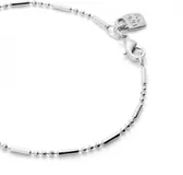 Pulsera plateada con eslabones de bolitas y piezas alargadas.